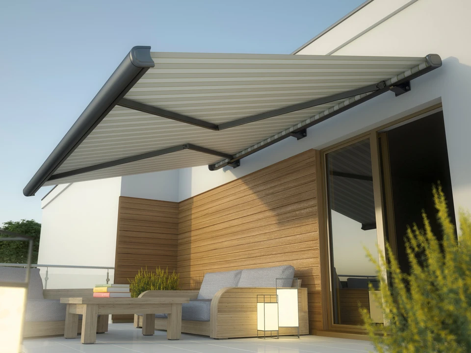 Terrasse extérieure moderne avec store banne déployé offrant de l'ombre sur un espace détente