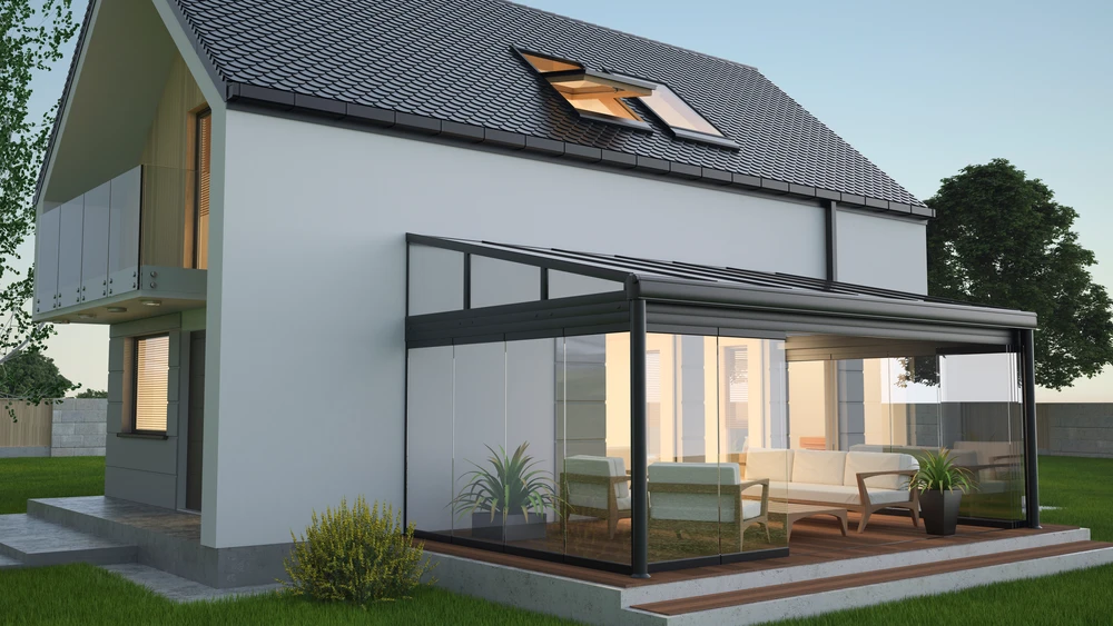 Maison contemporaine avec terrasse couverte vitrée, meubles de jardin modernes, pelouse entretenue