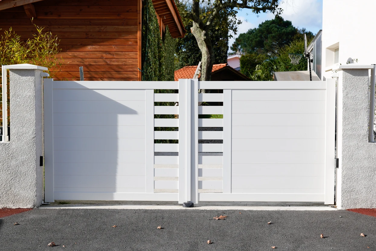Portail résidentiel blanc à deux vantaux en aluminium avec design contemporain à lames horizontales ajourées