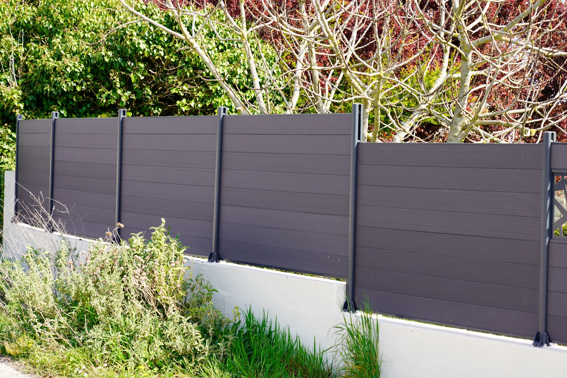 haute clôture grise barrière moderne aluminium slats banlieue protection de la maison vue d'accueil