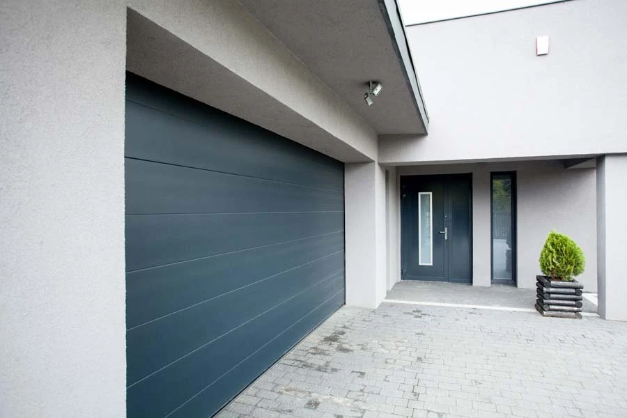 Terrasse couverte moderne avec pergola en aluminium et toiture en verre translucide