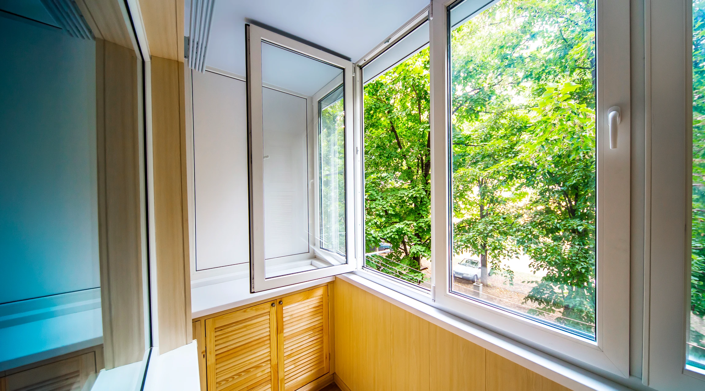 Ouvrier de construction installation d'une fenêtre dans la maison