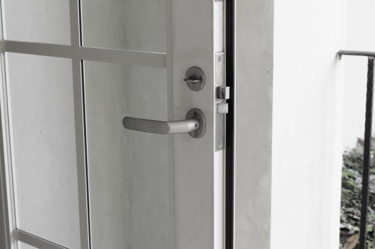 Quel matériau choisir pour une porte d'entrée à Miribel ?
